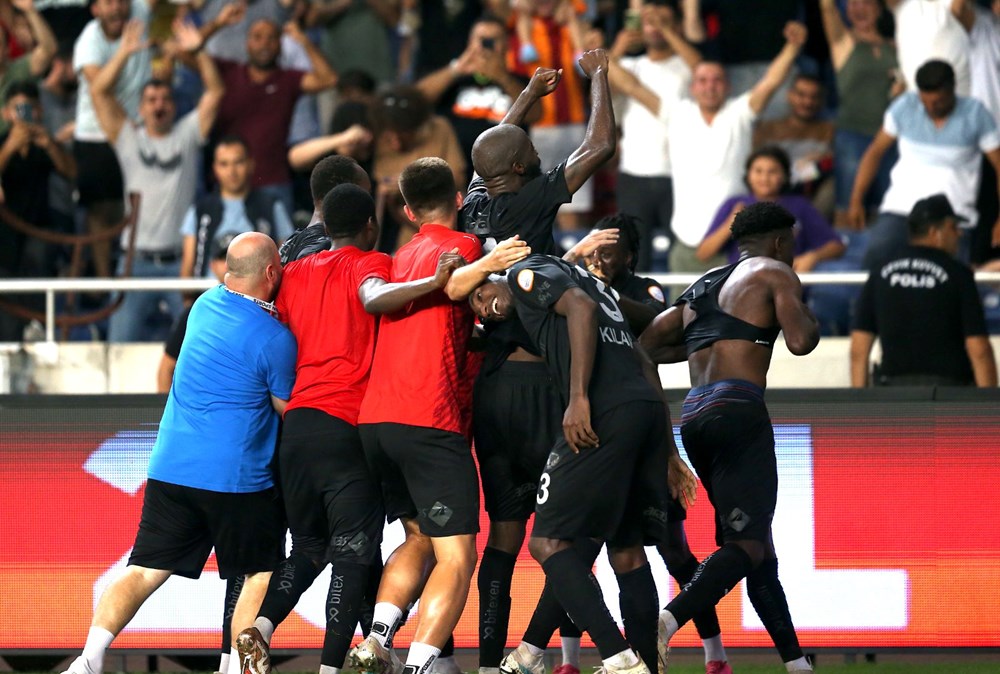 Hataysporlu Oğuzhan Matur, galibiyeti babasına sarılıp, gözyaşlarıyla kutladı - 2
