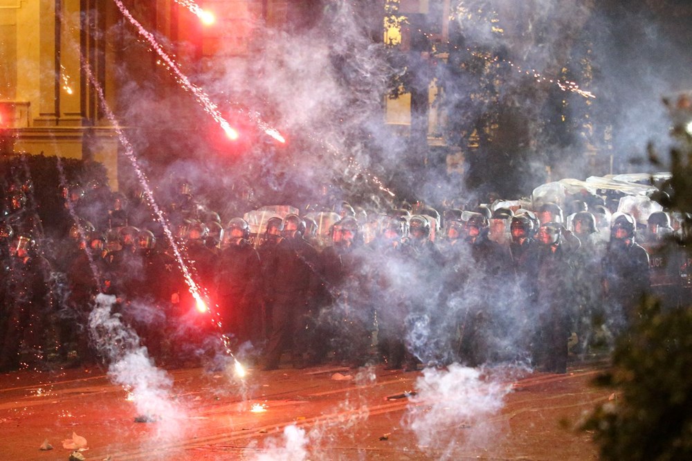 Gürcistan'da gösteriler devam ediyor:  Protestocular parlamento binasına havai fişekle saldırdı - 20