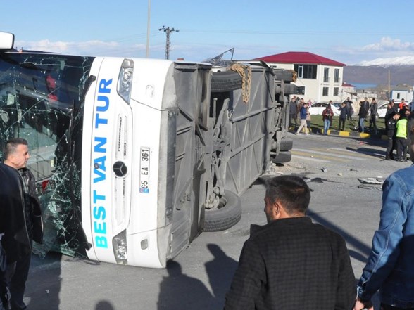 Bitlis Te Yolcu Otobusu Ile Tir Carpisti 34 Yarali Ntv