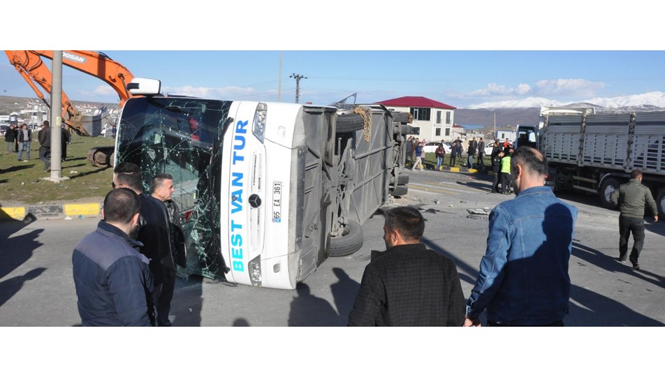Bitlis Te Yolcu Otobusu Ile Tir Carpisti 34 Yarali Ntv