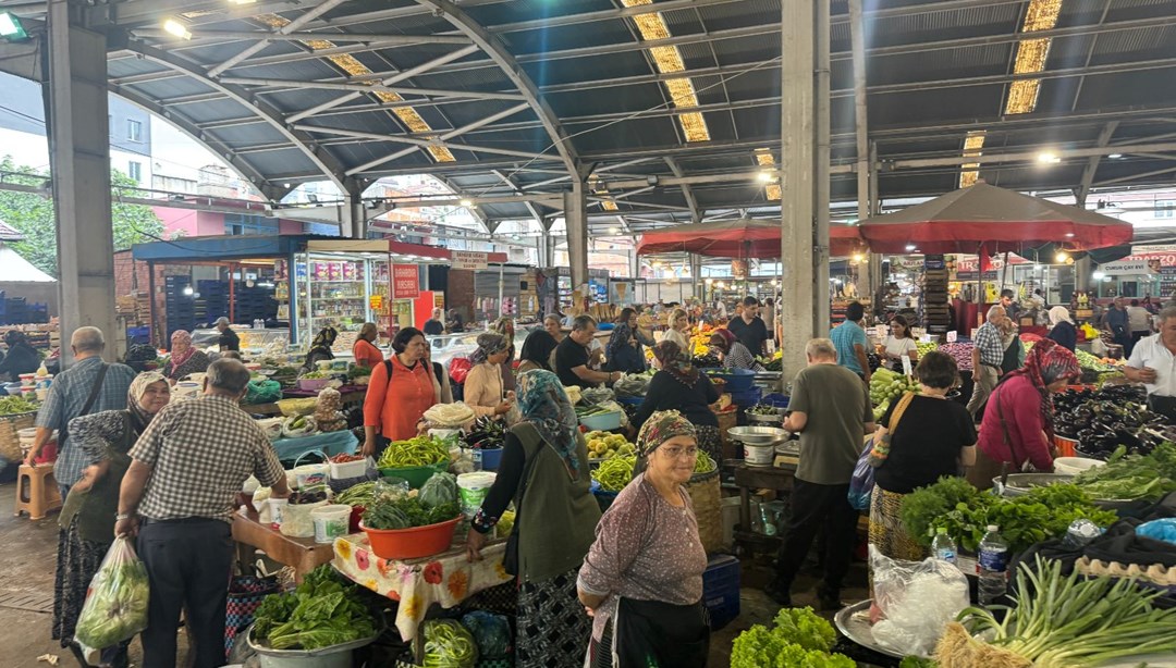 Bamya 60 lira, fasulye 40 lira, patlıcan 20 lira! Halk pazarına yoğun ilgi