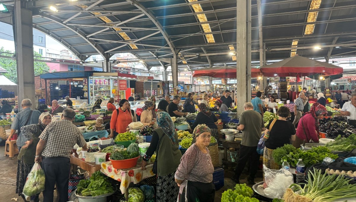 Bamya 60 lira, fasulye 40 lira, patlıcan 20 lira! Halk pazarına yoğun ilgi