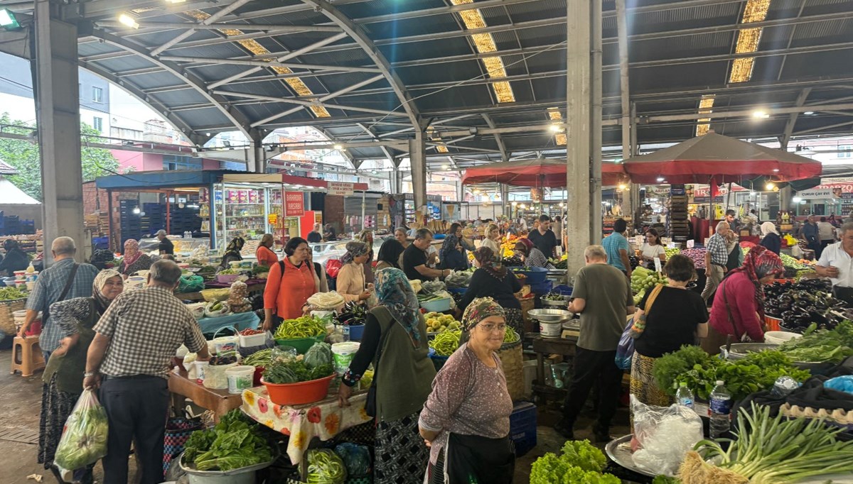 Bamya 60 lira, fasulye 40 lira, patlıcan 20 lira! Halk pazarına yoğun ilgi Bamya 60 lira, fasulye 40 lira, patlıcan 20 lira! Halk pazarına yoğun ilgi