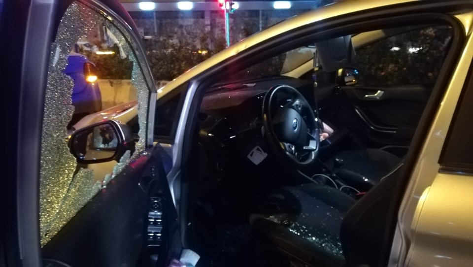 Kaza sonrası kadın sürücü, otomobile levyeyle saldırdı iddiası - 2