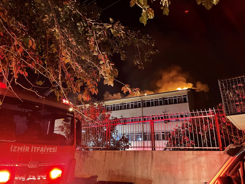 İzmir'de okul çatısında yangın - 2