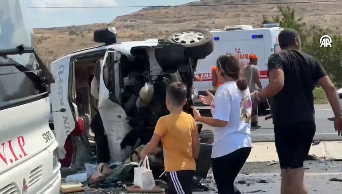 Düğün yolunda feci kaza: Çok sayıda yaralı var Düğün yolunda feci kaza: Çok sayıda yaralı var