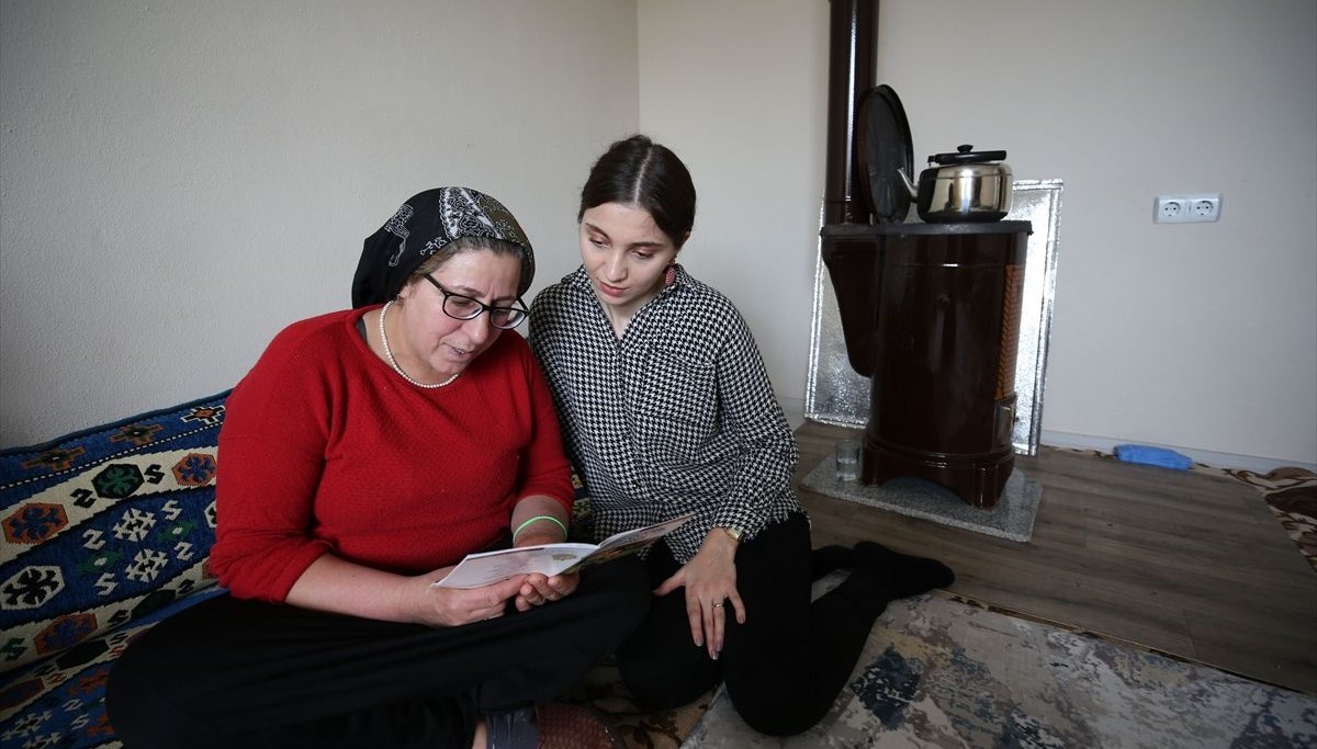 Kapı kapı gezerek köydeki kadınlara okuma yazma öğretiyor