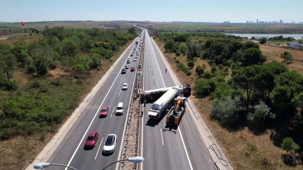 TEM Otoyolu'nda faciasının eşiğinden dönüldü: Gaz yüklü tanker devrildi - 1