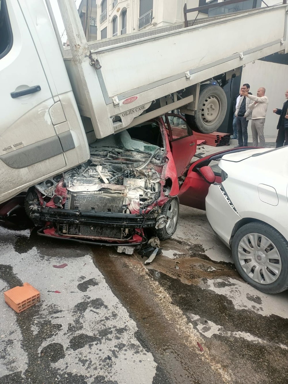 Kontrolden Çıkan Araç Kamyonetle Çarpıştı: Korkunç Bir Durum 75 xzLXpLXdvUuvh7t UVoLWA