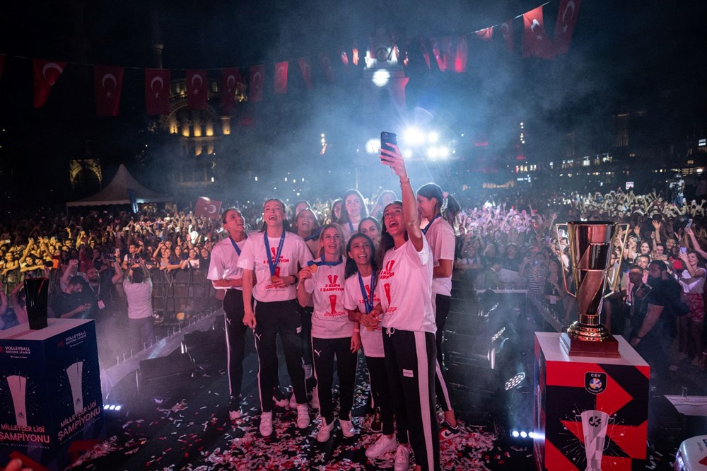 Galataport'ta şampiyonluk kutlaması | Filenin Sultanları tarihi zaferi vatandaşlarla kutladı - 13