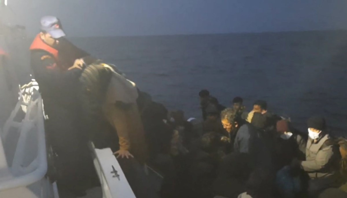 Ayvalık açıklarında 91 düzensiz göçmen yakalandı: 38 düzensiz göçmen kurtarıldı Ayvalık açıklarında 91 düzensiz göçmen yakalandı: 38 düzensiz göçmen kurtarıldı