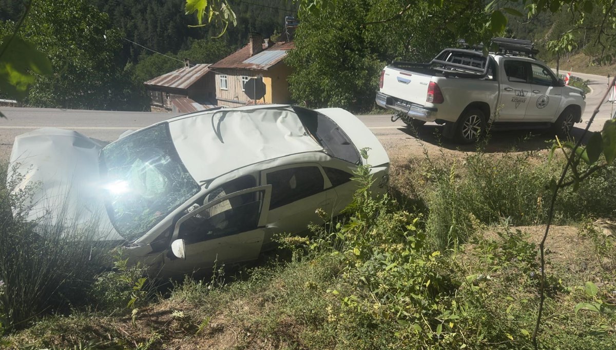 Virajı alamayan otomobil şarampolde takla attı