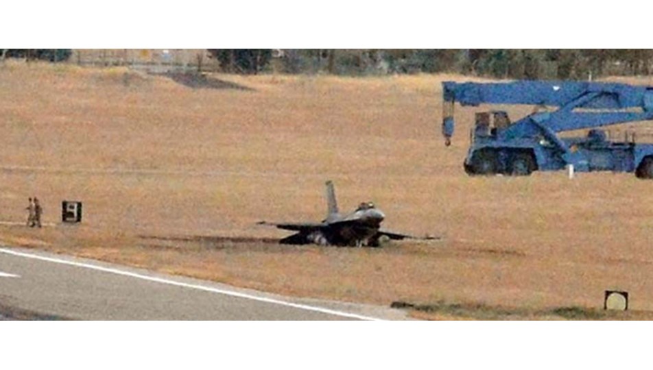 Diyarbakır'da F-16 düştü