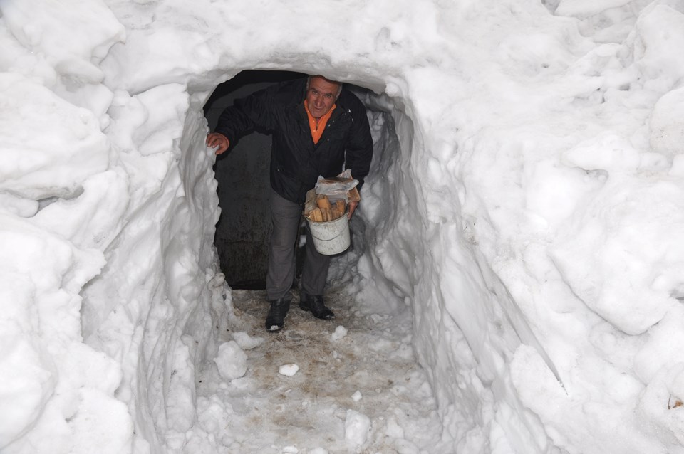 Girişi karla kapanan evlerine tünel açtılar - 2