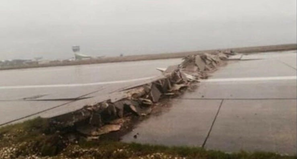 Hatay Havalimanı pisti depremde zarar görmüştü. Hatay Havalimanı pisti depremde zarar görmüştü.
