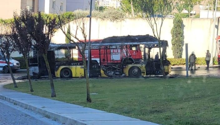 Seyir halindeki İETT otobüsünde yangın
