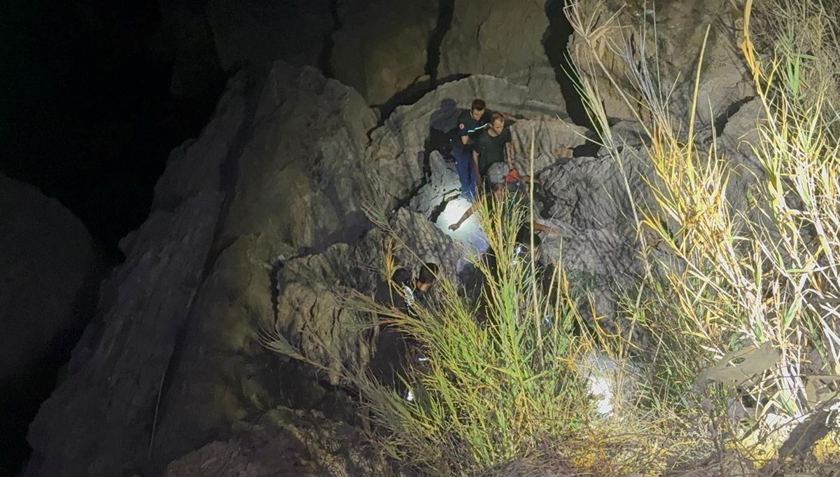 Antalya'da iki kişi kayalıklarda mahsur kaldı