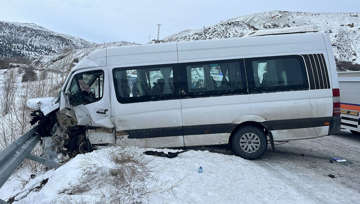 Sivas'ta hafif ticari araç ile yolcu minibüsü çarpıştı: 26 yaralı Sivas'ta hafif ticari araç ile yolcu minibüsü çarpıştı: 26 yaralı