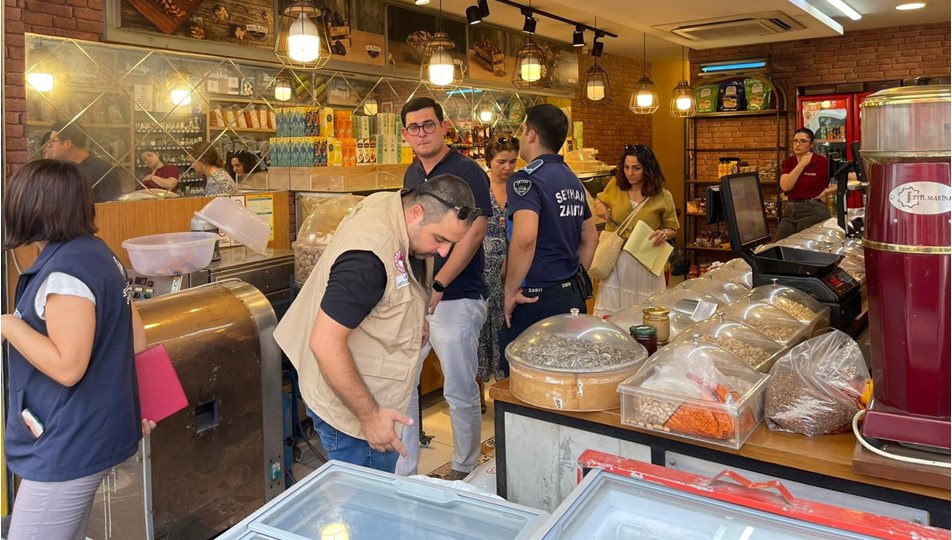 Kuru yemişçiye baskın: Böceklenen ürünler imha edildi