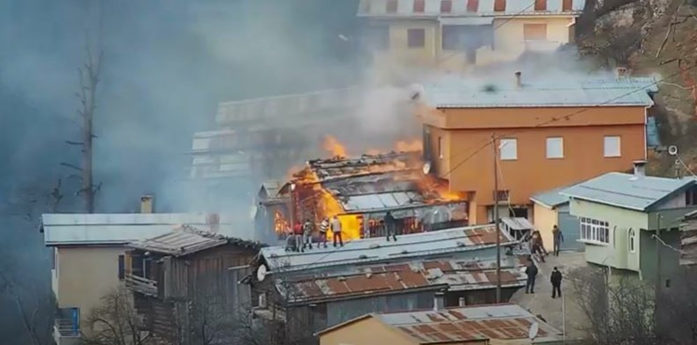 Rize'de Gölyayla köyünde çıkan yangına müdahale ediliyor - 7