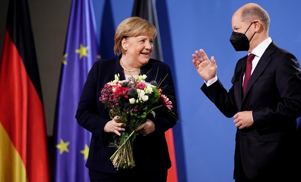 Almanya'da Olaf Scholz dönemi: Görevi Merkel'den devraldı - 1