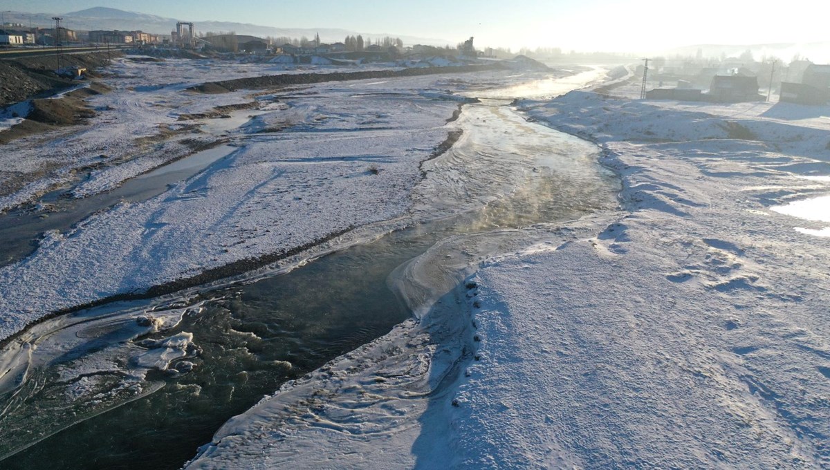 Ağrı'da Murat Nehri kısmen dondu