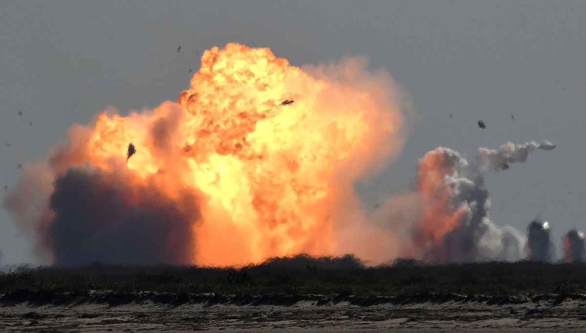 SpaceX roketi patladı