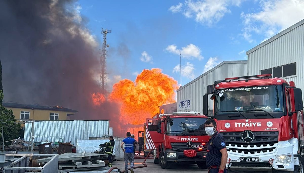 Gebze'de fabrika alev topuna döndü: Bölgeye çok sayıda ekip sevk edildi