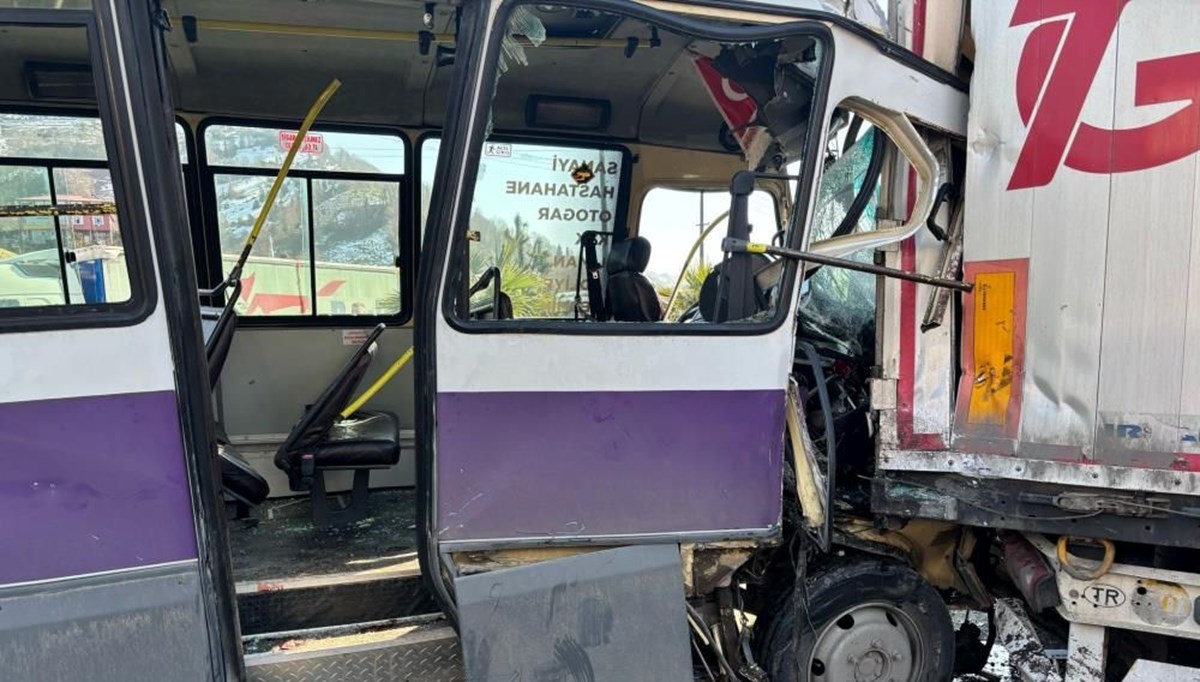 Artvin'de minibüs TIR'a çarptı: 2'si ağır 12 yaralı Artvin'de minibüs TIR'a çarptı: 2'si ağır 12 yaralı