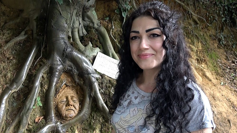 Ağaç köklerine heykel yaptı, 'Tarihi eser değil, heyecanlanmayın' yazısı astı - 2