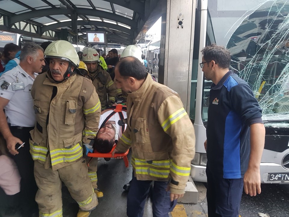 İstanbul'da metrobüs kazası: 11 yaralı - 2