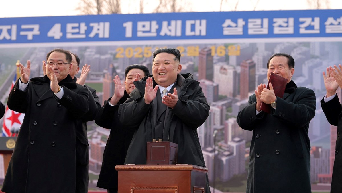 Kim Jong Un, babasının mumyasını ziyaret etti: Kuzey Kore’de büyük bayram Kim Jong Un, babasının mumyasını ziyaret etti: Kuzey Kore’de büyük bayram