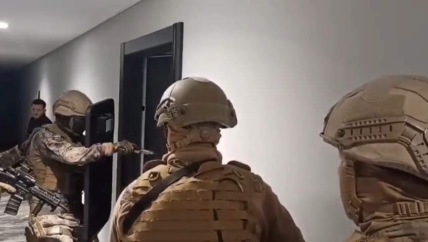 Operasyon kapsamında belirlenen adreslere baskın yapıldı