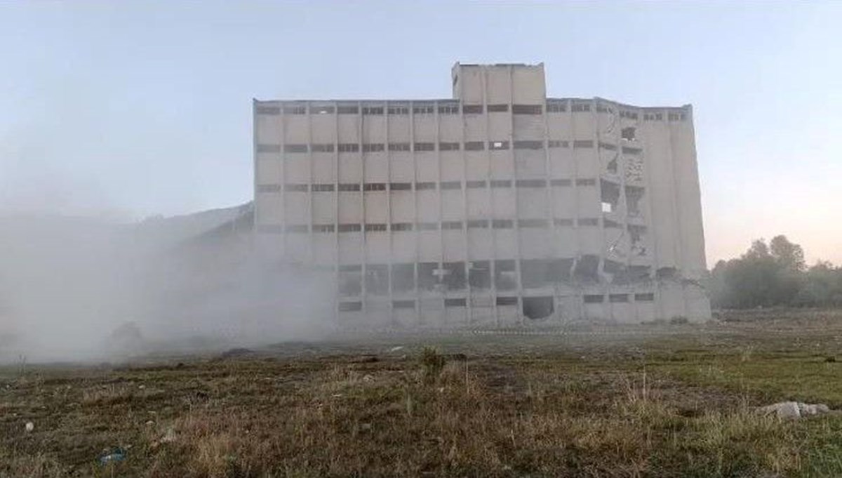 Bitlis'te atıl durumdaki 6 katlı bina yıkıldı Bitlis'te atıl durumdaki 6 katlı bina yıkıldı