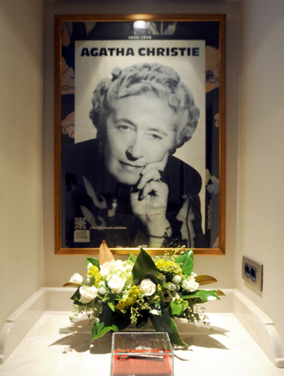 Dünyaca ünlü polisiye roman yazarı Agatha Christie'nin odası da konuklara gezdirildi.