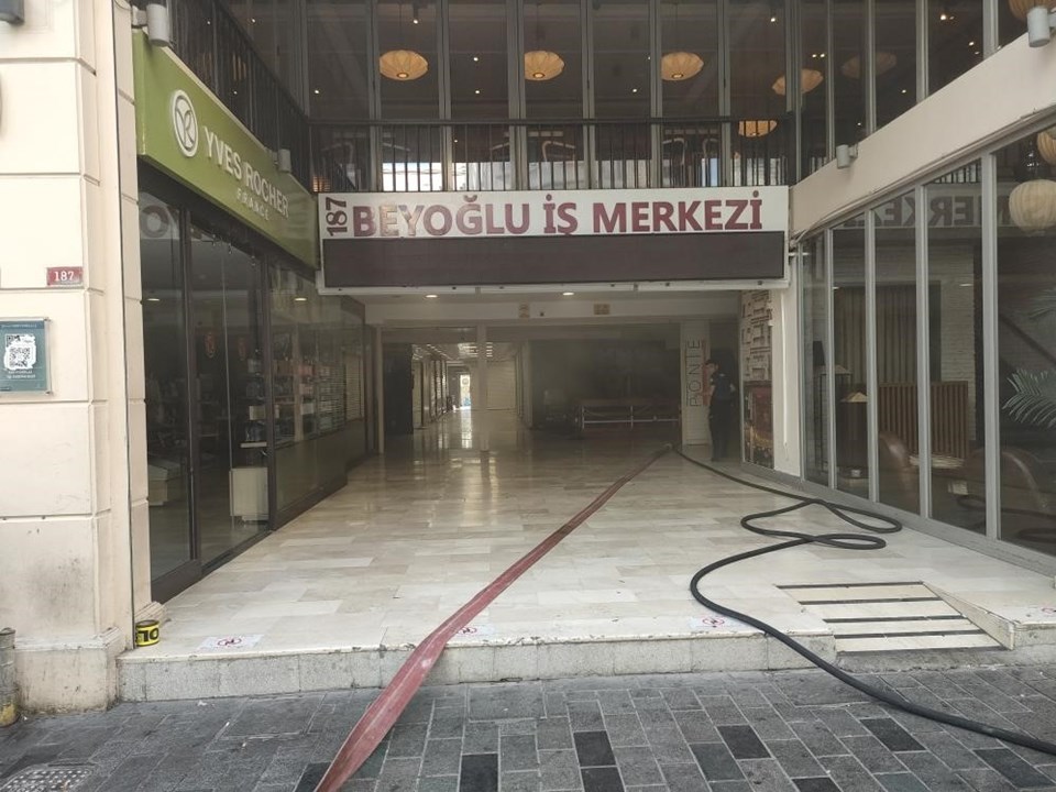 İstiklal Caddesi'nde yangın paniği - 1