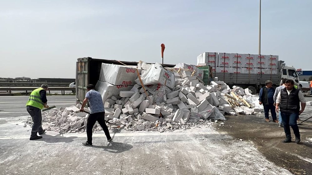 Otoyolda 3 kamyonun karıştığı kaza: İstanbul yönünde trafikdurdu - 2