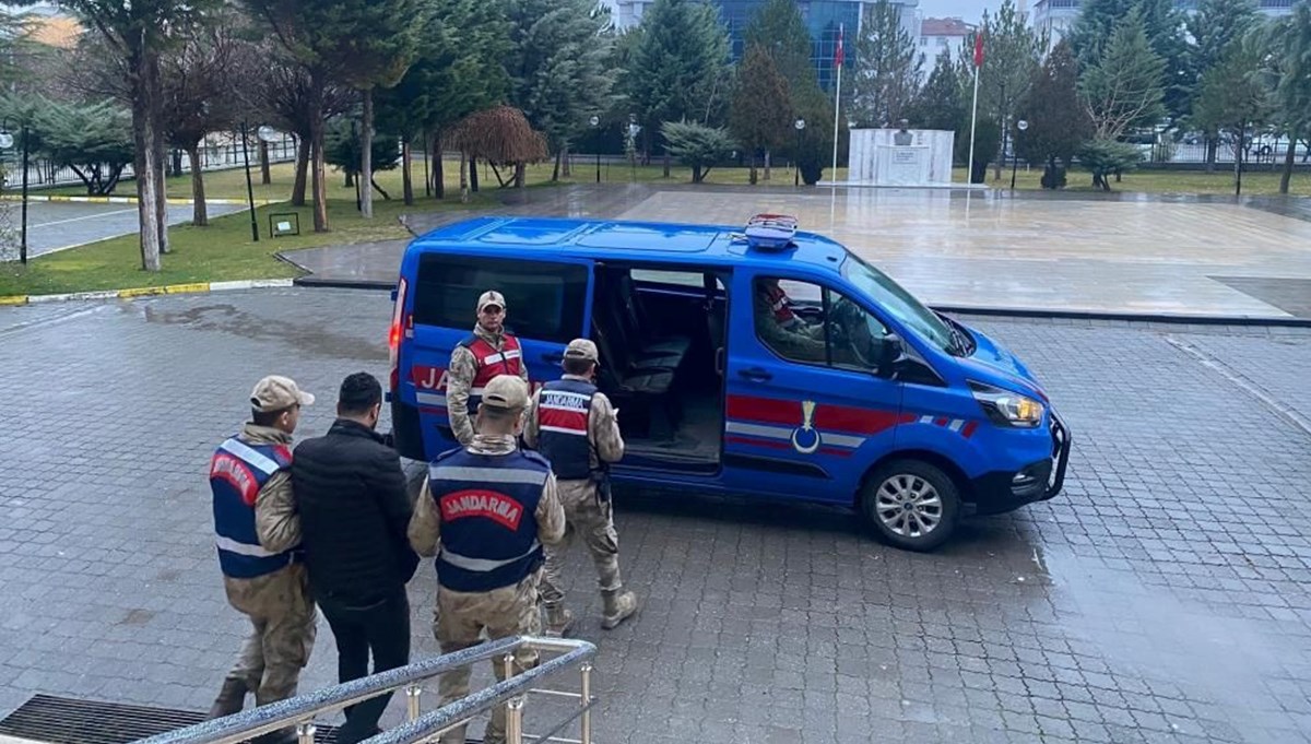Elazığ'da 9 yıl kesinleşmiş hapis cezası bulunan zanlı yakalandı Elazığ'da 9 yıl kesinleşmiş hapis cezası bulunan zanlı yakalandı