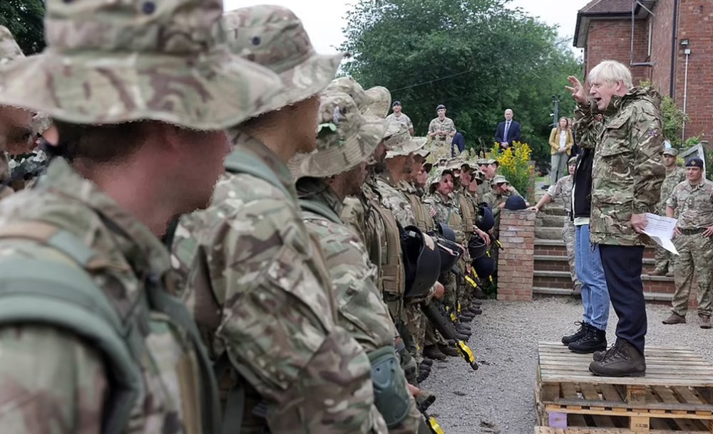 Boris Johnson, İngiltere'de eğitim gören Ukraynalı askerleri ziyaret etti: El bombası attı - 9