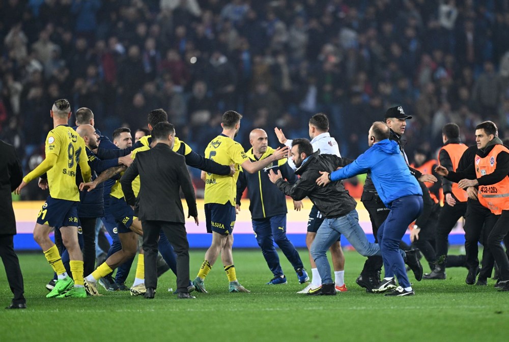 Trabzonsporlu taraftarlar maç sonunda sahaya indi - 5