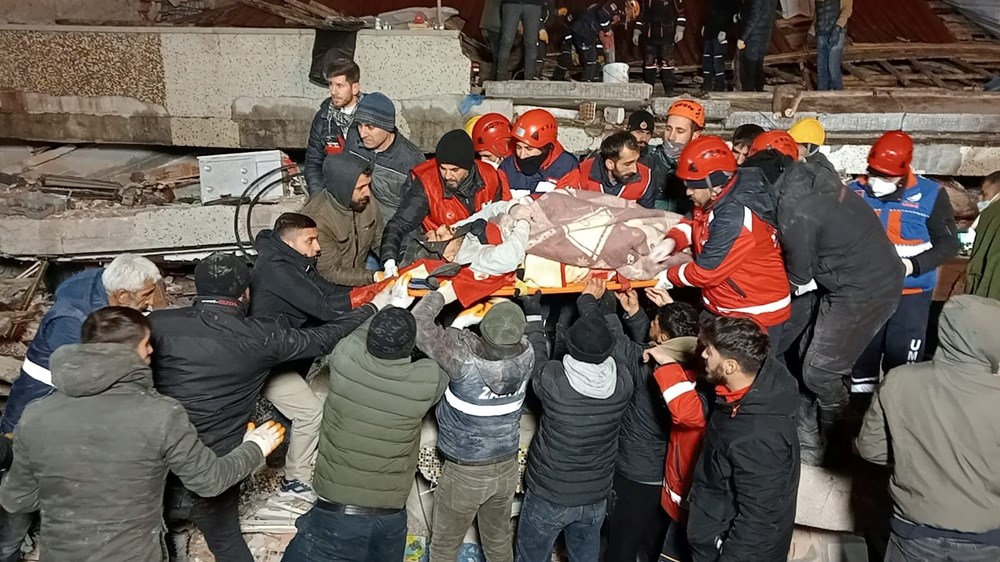 Enkaz altındakiler için zamana karşı yarış - 25