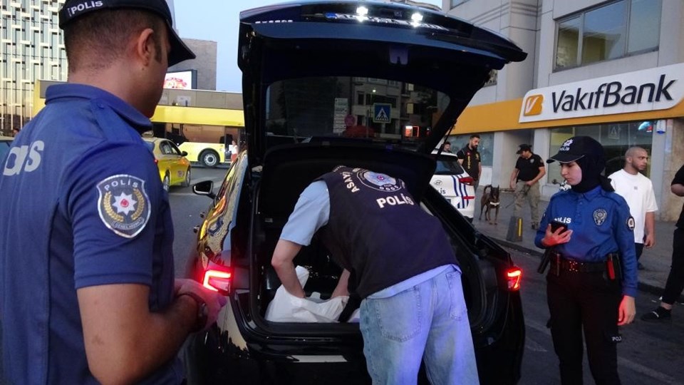 Taksim Meydanı'nda denetim: Araçlar tek tek arandı - 1