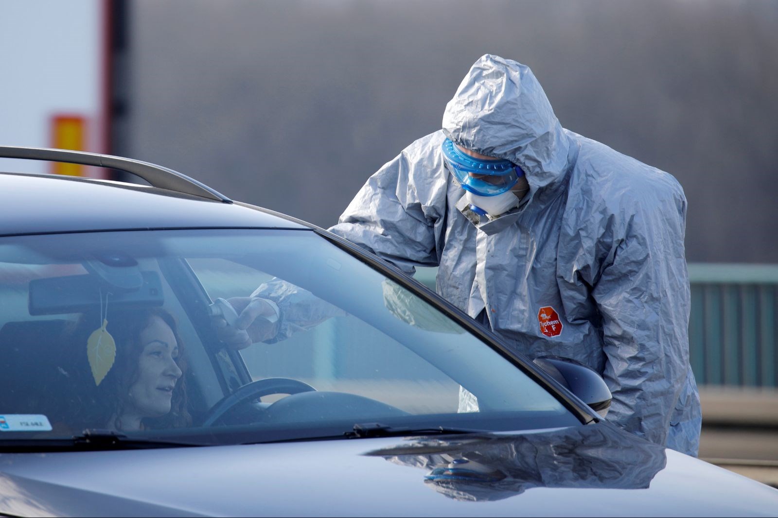 Manisa Da Badem Yuklu Kamyonet Sarampole Devrildi 2 Kisi Yaralandi Manisa Gundem Haber
