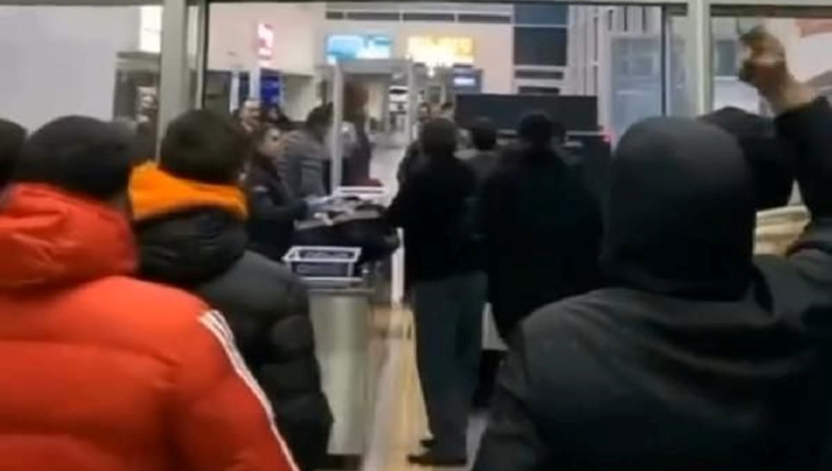 Yeni Malatyaspor Kulüp Başkanı Gevrek'e taraftarlardan yumurtalı saldırı Yeni Malatyaspor Kulüp Başkanı Gevrek'e taraftarlardan yumurtalı saldırı