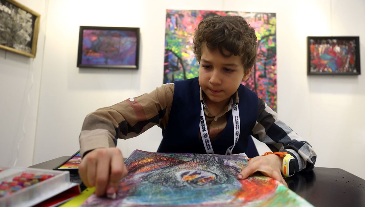 Küçük ressam Sarp Öksüz boyundan büyük tuvalleri sanat eserine dönüştürüyor