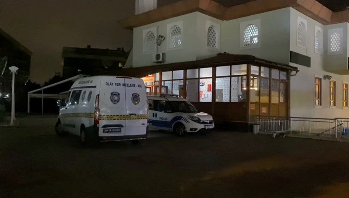 Camiye gelen cemaat cansız bedenle karşılaştı Camiye gelen cemaat cansız bedenle karşılaştı