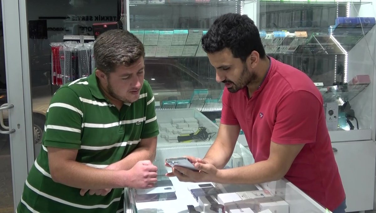 Adana'da su altında kalan telefonu buldu, tamir edip sahibine teslim etti Adana'da su altında kalan telefonu buldu, tamir edip sahibine teslim etti