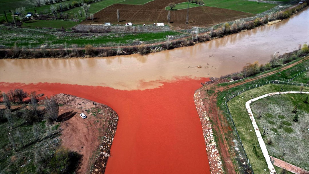 Kızılırmak'ta fadlum etkisi: Bahar geldi, renk değişti