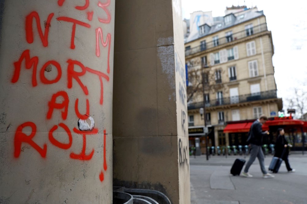 Şiddetli protestolar Paris'in ünlü sokaklarını çöplüğe döndürdü: Kral Charles ziyareti erteledi - 11