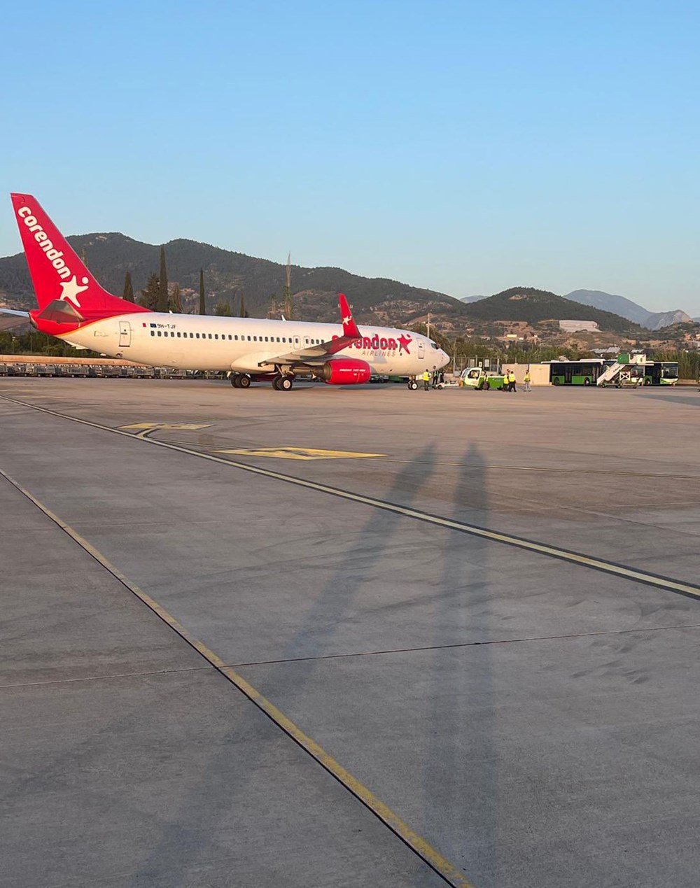 Antalya'da ön lastiği patlayan uçak park yerine çekildi - 3